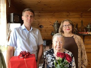 В Елабуге отметили 90-летие ветерана медицины Зои Кузнецовой