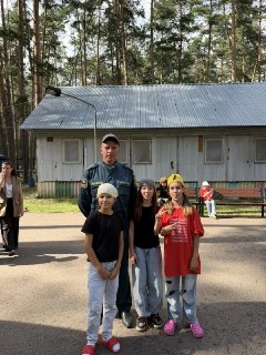 Дети познакомились с профессией пожарного в лагере «Юный строитель»