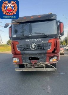 Дорожная авария в Набережных Челнах: грузовик и легковой автомобиль столкнулись, пострадал ребенок