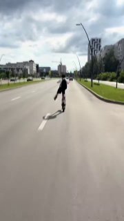 Опасные трюки на электросамокате: подросток рискует жизнью на дороге