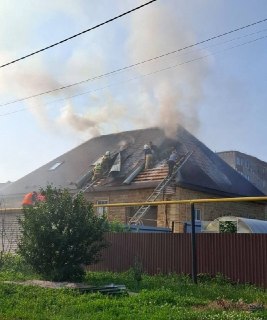 Пожар в Нурлате: дом на улице Маяковского охвачен пламенем