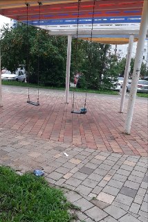 Сломанные Качели: Проблемы с Безопасностью и Мусором