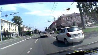 Колесо от автомобиля прокатилось по улице Ленина в Альметьевске