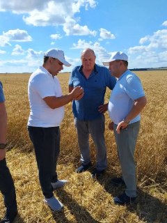 Посещение главы района: Уборка урожая и строительство комплексов