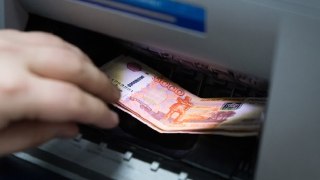 Россияне активно выводят деньги из банков: рекордные суммы наличных